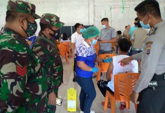 Personil TNI-POLRI laksanakan serbuan Vaksin
