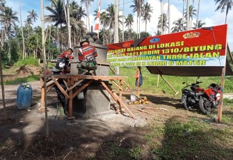 Personil satgas TMMD sedang mengerjakan Tugu Prasasti TMMD
