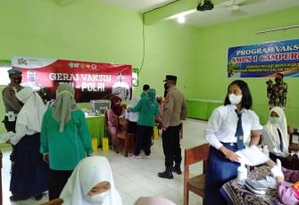 Polres Tulungagung Menggelar Vaksinasi Ratusan Pelajar di SMP 1 Campurdarat 