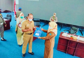 Sekda Bintan serahkan surat pemberhentian sementara  kades ke camat