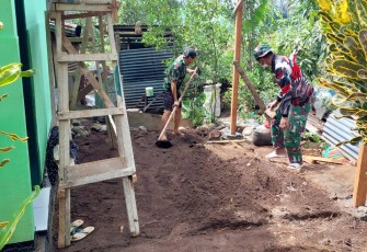 Personil satgas TMMD saat bantu bangun dapur milik opa Daniel