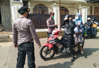 Bagikan Masker Di Jalan Desa Rawa "Perangi Covid - 19