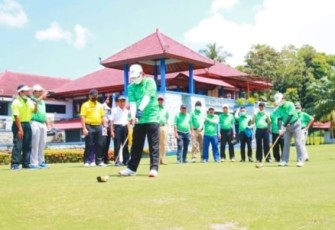 Gubernur Kepri H Ansar Ahmad saat membuka Nongsa Cup Golf Tournament 2021 ditandai pemukulan bola golf.