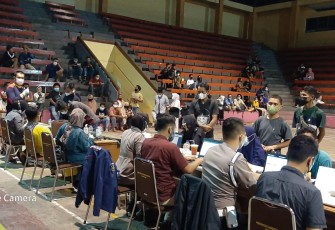 Anggota Polsek Kendal monitoring pelaksanaan vaksinasi handal di GOR Bahurekso, Selasa malam 2/11/2021