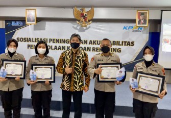 Kepala kantor KPPN Semarang I foto bersama dengan Anggota Bidpropam Polda dengan membawa piagam penghargaan. Selasa 16/11/2021