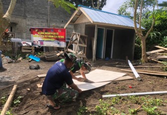 Personil satgas TMMD kodim 1310/Bitung saat berjibaku memotong tripleks