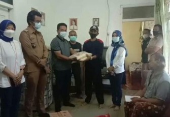 KBBS Teluk Pandan Serahkan Bantuan Pada Warga Penderita Tumor Tiroid