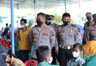 Kapolres Klaten Meninjau Pelaksanaan Vaksin Covid-19 Dosis 2 di Sebuah SMP