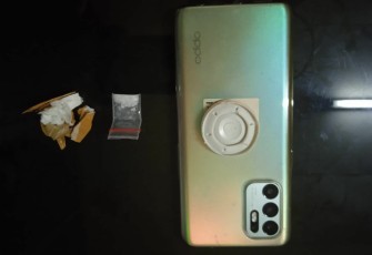  barang bukti berupa 1 paket narkotika jenis sabu yang terjatuh dikaki pelaku dan 1 unit handphone merek Oppo warna biru.