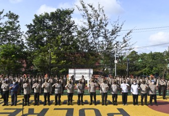 Kapolres Tanjungpinang AKBP FERNANDO, SH, SIK, memimpin apel penutupan latja dan penyerahan siswa diktuk Bintara Polri Ta. 2021 SPN Polda Kepri di Polres Tanjungpinang