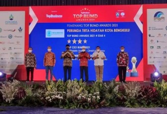 Walikota Helmi Hattrick Penghargaan Top Pembina BUMD