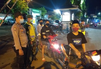 Personil Polsek Kaliwungu gencar melaksanakan Operasi Yustisi kepada masyarakat yang sedang  melaksanakan Aktifitas di wilayah Kaliwungu Selasa malam (22/06/21) .