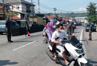 Anggota Koramil ikut serta mengatur lalulintas