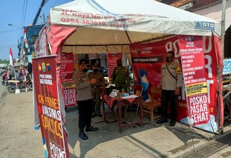 Kapolsek Pegandon AKP Zainal Arifin SH. Laksanakan Kegiatan Posko Pasar Sehat di pasar tradisional Pegandon pada Selasa, 10/8/2021.