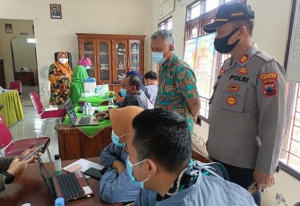 Kapolsek Pegandon Monitoring Vaksinasi 110 Warga Dempelrejo.Selasa 10/8/2021 di Balaidesa Dempelrejo Ngampel.  