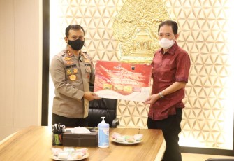 Direktur Utama PT Industri Jamu dan Farmasi Sido Muncul Tbk, David Hidayat menyerahkan bantuan kepada Kapolda Jawa Tengah Irjen. Pol.Ahmad Luthfi di Mapolda Jateng, Kamis (12/8/2021). 