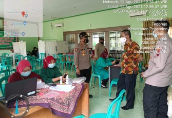 Kapolsek Pegandon Akp Zainal Arifin S.H. laksanakan monitoring Vaksinasi Dosis I oleh Puskesmas Ngampel di Balai Desa Pegandon pada Hari Jumat, Tanggal 13/8/2021