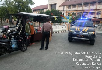 Polsek Patebon melakukan kegiatan Pemantauan dan Penindakan PPKM Darurat level 4 di Jl.Tembus Patebon-Desa Purwokerto dan Desa Jambearum Patebon. pada Sabtu (14/08/2021) 