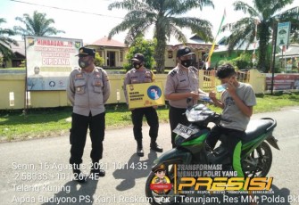 Polsek Teras Terunjam Gelar Bagi -Bagi Masker 