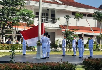 Upacara pengibaran bendera di Setda Pati