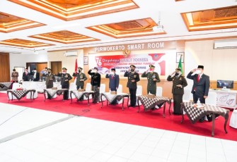 Komandan Korem 071/Wijayakusuma, Kolonel Inf Dwi Lagan Safrudin, S.I.P., memimpin Apel Kehormatan dan Renungan Suci (AKRS) dalam rangka memperingati Hari Proklamasi Kemerdekaan Republik Indonesia Ke-76, Senin (16/8/2021) di Taman Makam Pahlawan (TMP) Tanjung Nirwana Purwokerto, Banyumas.