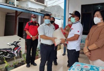 Walikota Bitung Maurits Mantiri MM di Dampingi ketua TP-PKK Bitung salurkan Bansos kewarga yang sedang isoman