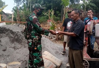 Babinsa serahkan bantuan pembangunan mushola