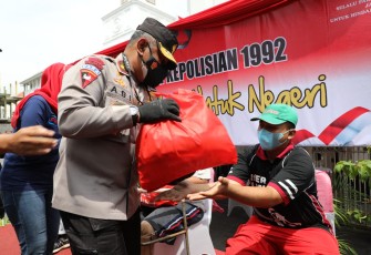 Brigjen Pol Abiyoso Seno Aji membagikan paket sembako kepada masyarakat terdampak Covid 19 