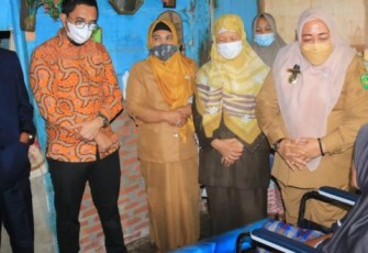 Mewakili Walikota Bengkulu Helmi Hasan, Kadis Sosial Rosmaniarty bersama anggota DPRD Teuku Zulkarnain, Dedi Yanto dan Kusmito menyerahkan langsung bantuan kepada ketiga warga tersebut yang beralamat di Kelurahan Kebun Bungsu