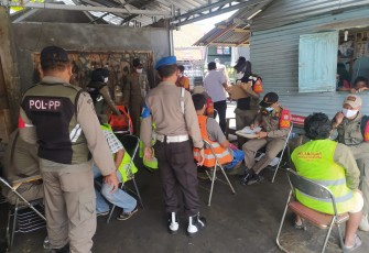 Polsek Limbangan IPTU Rasban bersama Koramil Limbangan dan Satpol PP Kabupaten Kendal menggelar operasi yustisi Level 2 penegakan disiplin pemakaian masker, di Jalan Raya depan Pasar Limbangan  Rabu (8/09/2021)