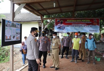 Kapolres Kendal AKBP Yuniar Ariefianto, S.H., S.I.K., M.H.mengahiri peletakan batu pertama Muhola Polsek Kangkung  bertempat di Mapolsek Kangkung Polres Kendal, Senin (13/09/2021)