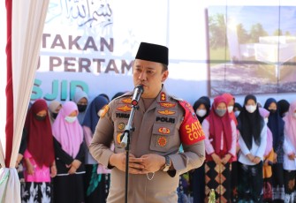 Kapolres Kendal hadiri peletakan batu pertama untuk pembangunan masjid Nur Hidayati di lingkungan Ponpes Al Fadlu 2 yang berlokasi di Desa Sidorejo Kecamatan Brangsong Kabupaten Kendal pada Rabu (15/9/21).