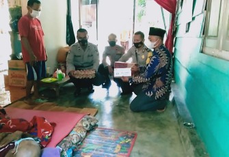 Polres Mukomuko Salurkan Bantuan Sembako Untuk Warga Isoman