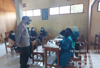 Kapolsek Patebon hadiri Kegiatan vaksinasi COVID-19 di wilayah Kecamatan Patebon, bertempat di SMP N 1 Patebon Desa Wonosari, Balai Desa Bangunsari, SMK Hidayatul Mubtadi'ein Desa Jambearum Balai Desa Purwosari, Ponpes Modern Selamat Desa Jambearum. Jumat (17/09/2021).