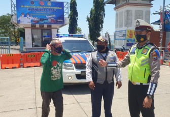 Anggota Sat Lantas Polres Kendal melakukan kegiatan penerapan Prokes masyarakat serta pembagian masker dalam rangka Ops Patuh Candi 2021, bertempat di Pelabuhan Kendal. Selasa (21/09/2021)