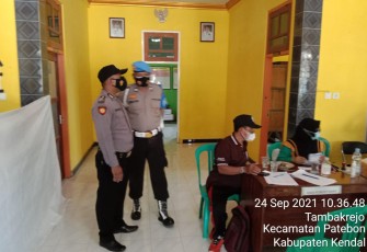 Kapolsek Patebon hadiri Vaksin untuk Murid Pondok dan Siswa-siswi SMK Serta ODGJ