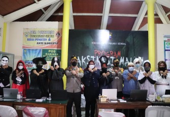 Kapolres foto bersama dengan petugas Vaksin yang berkostum hantu di Balaidesa Poncorejo Sabtu 25/9/2021
