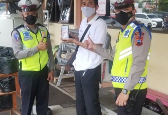 Satlantas Polres Kendal Berikan Sosialisasi Aplikasi Peduli Lindungi di Sekitaran Alun-alun Kota Kendal