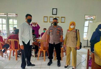Anggota Polsek Pageruyung melaksanakan kegiatan pengamanan dan monitoring pelaksanaan vaksinasi massal covid-19 di Aula Balaidesa Surokonto Kulon dan Balaidesa Petung, Selasa (28/09/2021) Pagi.