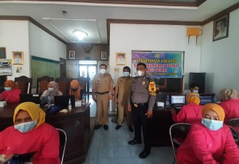 Anggota Polsek Weleri monitoring Kegiatan vaksinasi COVID-19 di wilayah Kecamatan Weleri bertempat di Balai desa Sumberagung, SMP N 3 Weleri, Puskesmas Weleri 1. Selasa (28/09/2021)