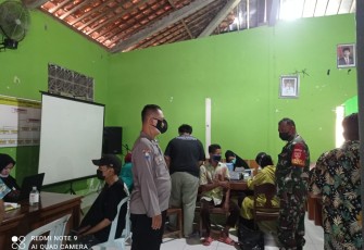 Bhabinkamtibmas Polsek Gemuh Desa Sojomerto Bripka M. Eko Setiawan, S.H. monitoring pelaksanaan DDS,  binluh, penggalangan, sambang kepada Toga dan Tomas di desa Sojomerto. Bertempat di Desa Sojomerto Kecamatan Gemuh Kabupaten Kendal. Rabu (29/09/2021)