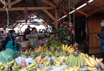 Babinsa Koramil 12/Tulis, Serda Mujianto melaksanakan pembagian masker di pasar umum Simbang Jati, Kecamatan Tulis, Kabupaten Batang. Kamis (30/9/21) 