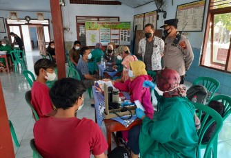 Kapolsek Weleri Laksanakan Monitoring Vaksinasi di Balai Desa Penaruban