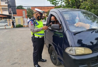 Satlantas Polres Kendal Sampaikan Sosialisasi Aplikasi Peduli Lindungi Saat Operasi Yustisi Desa Purwokerto Kecamatan Patebon Kabupaten Kendal. Senin (04/10/2021)