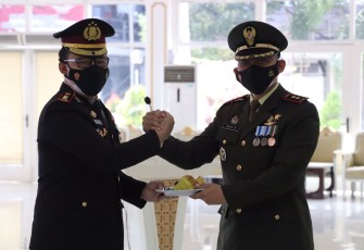 Kapolres Kendal AKBP Yuniar Ariefianto dan Dandim Kendal Letkol Inf Iman Widhiarto foto bersama di HUT TNI 