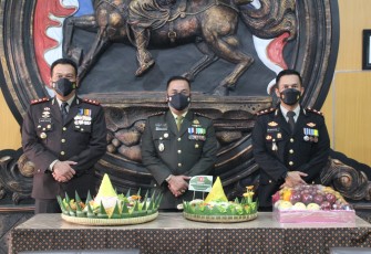 Kapolres Pekalongan Kota AKBP Wahyu Rohadi S.I.K, hadirii undangan Upacara dalam rangka memperingati Hari Ulang Tahun (HUT) TNI yang ke-76 Tahun 2021, di aula markas Kodim 0710 / Pekalongan, Selasa (5/10/2021)