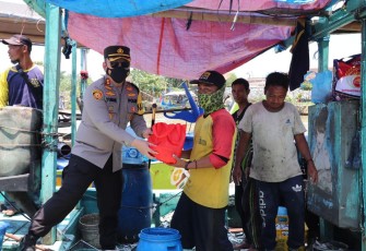 Kapolres Kendal AKBP Yuniar Ariefianto memberikan bantuan kepada warga Gempolsewu