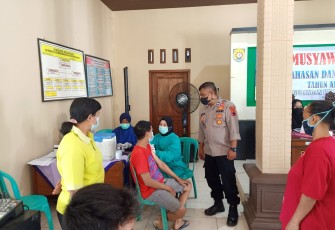 Kapolsek Pageruyung AKP Adi Winarno SH bersama anggota laksanakan giat monitoring dan pengamanan pelaksanaan program vaksinasi di Balaidesa Gebangan 