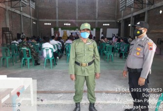 Bhabinkamtibmas melaksanakan pengamanan Pelantikan dan Pengambilan Sumpah Jabatan Perangkat Desa Donosari Kecamatan Patebon Kabupaten Kendal yang diselenggarakan di Aula Balai Desa Donosari , Rabu (13/10/2021).