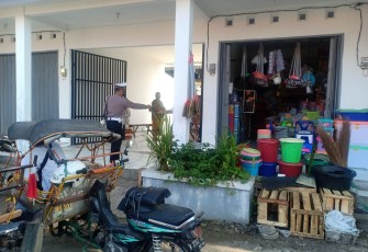 Kasat Lantas AKP Hari Condro SH SIK MH memberikan pendidikan masyarakat (Dikmas)